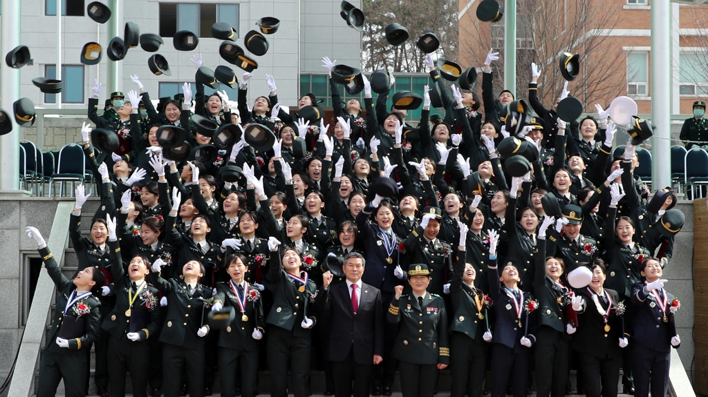 Defense Minister Jeong Kyeong-doo pose for a photo with 75 newly commissioned officers of the Korea Armed Forces Nursing Academy in their graduation ceremony in Daejeon, South Korea, on March 3, 2020, in this photo provided by his office. (PHOTO NOT FOR SALE) (Yonhap)