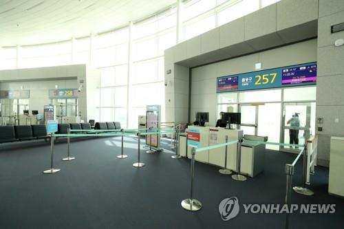 An Incheon International Airport departure gate for a Korean Air flight for Japan's Osaka stands almost empty on March 9, 2020. Only eight passengers took the plane. (Yonhap)