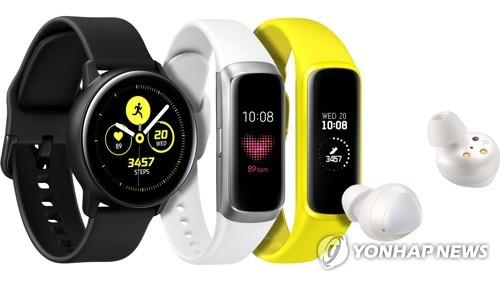 This undated image provided by Samsung Electronics Co. shows wearable devices manufactured by the company. From left are Galaxy Watch Active, Galaxy Fit wrist bands and Galaxy Buds wireless earphones. (PHOTO NOT FOR SALE) (Yonhap)