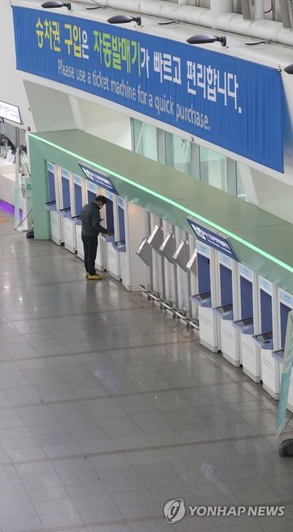 The area by the ticket machines at Seoul Station is almost deserted on March 19, 2020, as the number of passengers traveling by rail, road and air has fallen sharply amid the spread of the new coronavirus. (Yonhap)