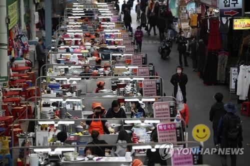 Seomun Market, a major traditional market in new coronavirus-hit Daegu, shows modest signs of recovery on March 25, 2020, as the number of new coronavirus cases nationwide has gradually declined recently. (Yonhap)