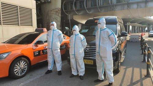 This photo, provided by the Seoul city government, shows taxi drivers in protective gear who have been exclusively transporting passengers from abroad at Incheon International Airport, west of Seoul, since March 31, 2020. (Yonhap)
