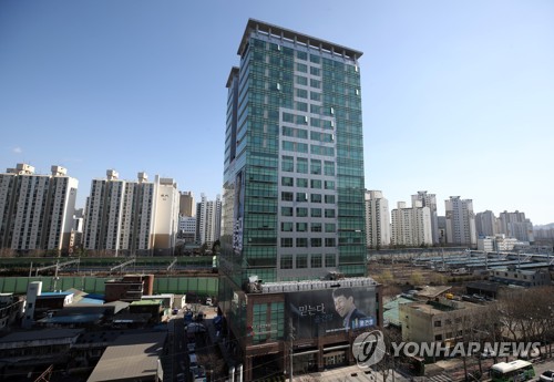 This photo shows a call center in southern Seoul, where cluster infections of COVID-19 occurred in March 2020. (Yonhap)