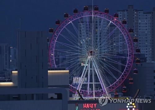 A Ferris wheel in Daegu, 300 kilometers southeast of Seoul, is lit up on April 11, 2020. The ride was suspended due to the coronavirus outbreak soon after its launch in January, but it resumed operations last week. (Yonhap)