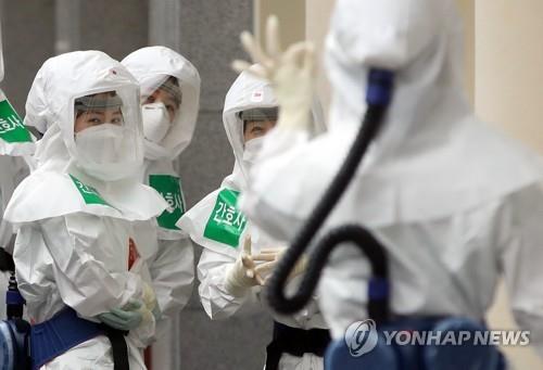Nurses get prepared to take care of coronavirus patients at a hospital in Daegu on April 17, 2020. (Yonhap)