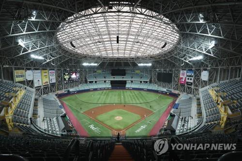 An exhibition game between the Kiwoom Heroes and the Doosan Bears is under way at Gocheok Sky Dome in Seoul on April 29, 2020. The game was played without spectators amid the coronavirus pandemic. (Yonhap)