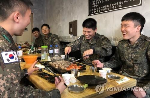 Soldiers smile while enjoying a meal at a restaurant outside their barracks in Yanggu, Gangwon Province, on April 24, 2020, after they were allowed to make off-base trips following the stabilization of the coronavirus situation in the country, in this photo provided by the Army. (PHOTO NOT FOR SALE) (Yonhap)