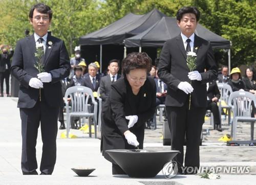Kwon Yang-sook, the widow of the late former President Roh Moo-hyun, offers incense during a ceremony to mark the 11th anniversary of Roh's death at Bongha Village in Gimhae, South Gyeongsang Province, on May 23, 2020. (Yonhap)