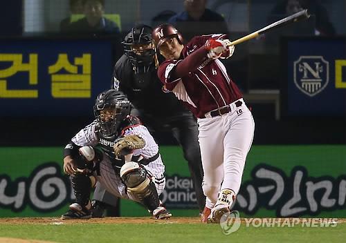 In this file photo from Oct. 31, 2014, Kang Jung-ho of the Nexen Heroes hits a two-run home run against the LG Twins in a Korea Baseball Organization postseason game at Jamsil Stadium in Seoul. (Yonhap)