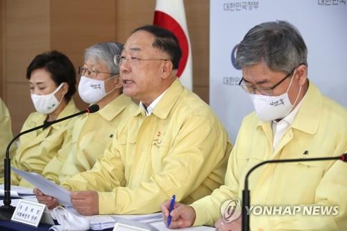 Finance Minister Hong Nam-ki (2nd from R) speaks during a press conference in Seoul, on June 1, 2020. South Korea cut its growth estimate for the year to 0.1 percent, but expected a strong rebound in 2021. (Yonhap)