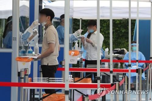 Students living in a dormitory undergo COVID-19 tests at a walk-thru clinic set up at the campus of Choongang High School in Seoul on June 3, 2020. The students were tested despite having no symptoms. (Yonhap)