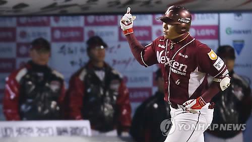 In this file photo from Oct. 31, 2014, Kang Jung-ho of the Nexen Heroes celebrates his two-run home run against the LG Twins in a Korea Baseball Organization postseason game at Jamsil Stadium in Seoul. (Yonhap)