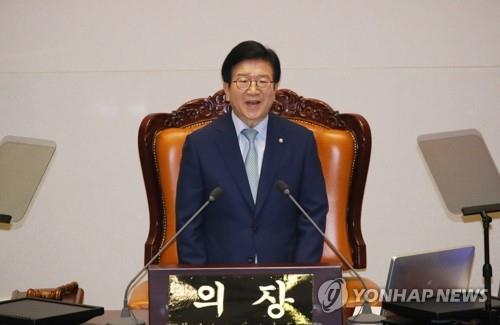 Rep. Park Byeong-seug of the Democratic Party delivers his acceptance speech after being elected as the first speaker of the 21st National Assembly on June 5, 2020. (Yonhap)