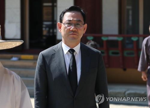 Rep. Joo Ho-young, the floor leader of the main opposition United Future Party, visits a local temple in Uljin, North Gyeongsang Province, on June 20, 2020. (Yonhap)