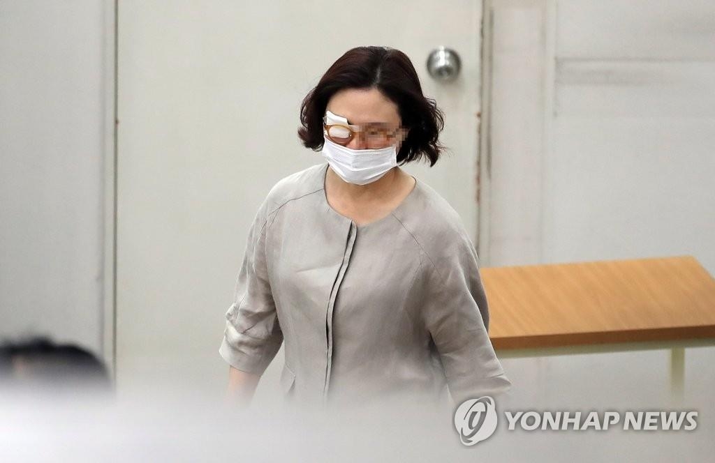 Professor Chung Kyung-sim heads to the Seoul Central District Court to attend a trial on June 25, 2020. (Yonhap)