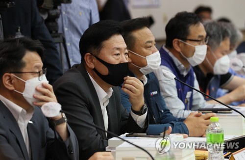 The Minimum Wage Commission holds a plenary session in Seoul on July 1, 2020. (Yonhap)
