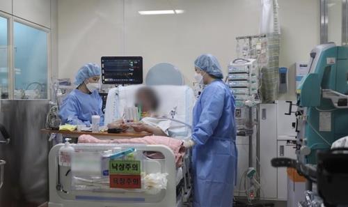 This photo provided by Hallym University Sacred Heart Hospital on July 2, 2020, shows a COVID-19 patient who received a lung transplant in late June after the coronavirus damaged her respiratory system. (PHOTO NOT FOR SALE) (Yonhap) 