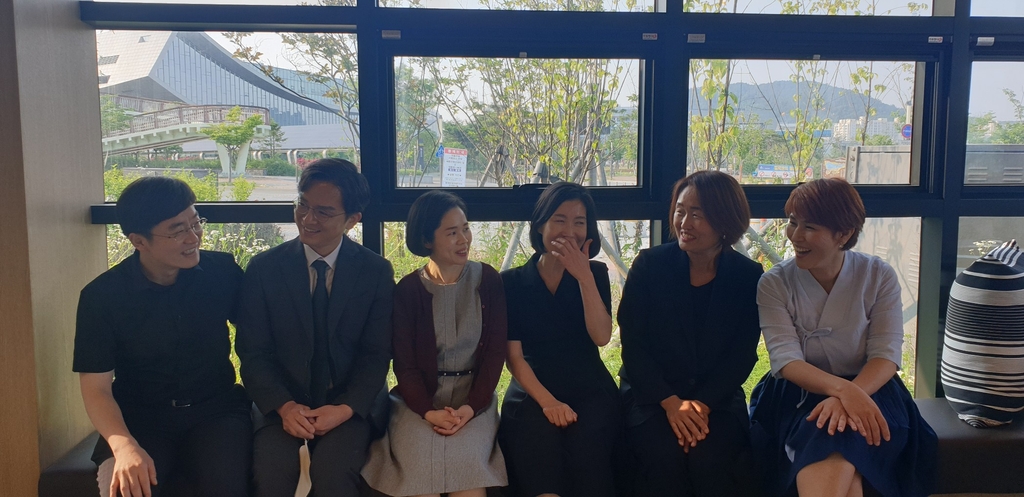 This photo, provided by Koh Koung-hee, shows sign language interpreters for the government's daily COVID-19 press briefings. The photo, taken at a cafe near Osong, where the Korea Centers for Disease Control and Prevention is located, shows Kim Dong-ho (L), Kwon Dong-ho, Shin Hwan-hee, Ko Eun-mi, Yoon Nam and Koh herself. (PHOTO NOT FOR SALE) (Yonhap)