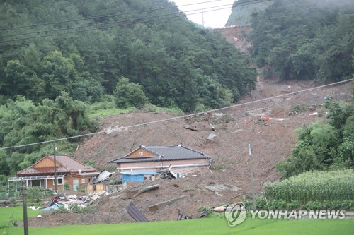 Rescue workers search for people trapped in the debris of a landslide in a town in Gokseong, about 400 kilometers south of Seoul, on Aug. 8, 2020. (Yonhap)