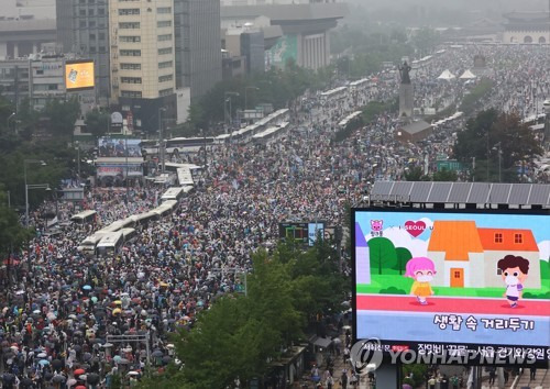Anti-government demonstrators pack Gwanghwamun Square and Sejong boulevard in downtown Seoul on Aug. 15, 2020. Protestors attacked the policies of the incumbent government and ruling party, with the gathering being organized by Sarang Jeil Church and the conservative Freedom Union. (Yonhap)