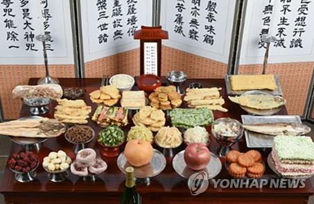 This file photo, provided by G Market, shows a table set up for "charye," a traditional ritual of giving thanks to ancestors. (PHOTO NOT FOR SALE) (Yonhap)