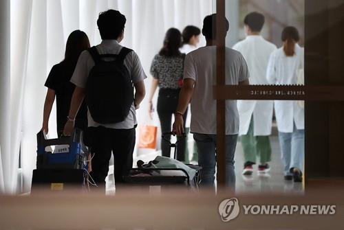 This photo, taken on Sept. 4, 2020, shows trainee doctors at Catholic University of Korea Seoul St. Mary's Hospital in Seoul entering the hospital building after ending their walkout. (Yonhap) 