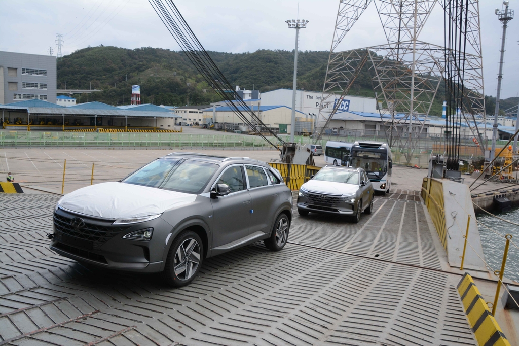 This photo taken Sept. 28, 2020, and provided by Hyundai Motor shows two Nexo hydrogen fuel cell electric vehicles and two hydrogen Elec City buses being loaded onto a ship for export to Saudi Aramco at the carmaker's port in Ulsan, 414 kilometers southeast of Seoul. (PHOTO NOT FOR SALE) (Yonhap)