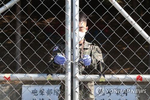 A soldier locks the front gate of a military unit in Pocheon, north of Seoul, on Oct. 5, 2020, as COVID-19 infections broke out there. (Yonhap)