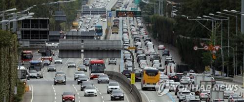 Cars line up on an expressway during the recent extended Chuseok break that ran from Sept. 30 to Oct. 2, 2020. (Yonhap)