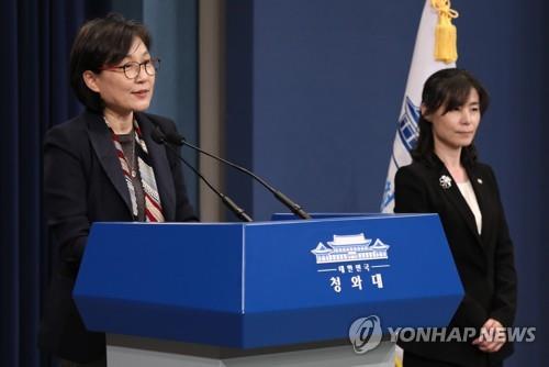 This file photo shows newly appointed South Korean Ambassador to Germany Cho Hyun-ock (L). (Yonhap)