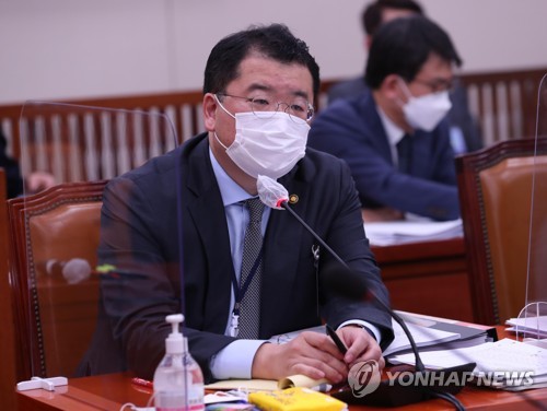 This file photo shows Vice Foreign Minister Choi Jong-kun speaking during a parliamentary session in Seoul on Oct. 26, 2020. (Yonhap)