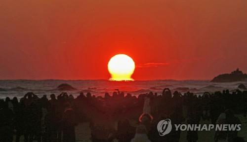 This file photo provided by Donghae City Hall shows the first sunrise of 2020 on Mangsang Beach in the Gangwon Province city. (PHOTO NOT FOR SALE) (Yonhap)