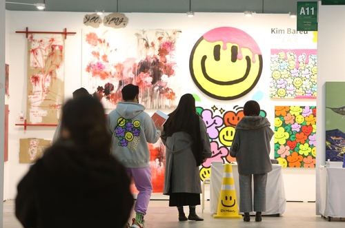 Visitors look at artworks on display at the 2020 Busan International Art Fair in the South Korean port city of Busan on Dec. 3, 2020. (Yonhap)
