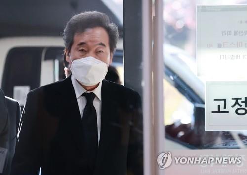 Democratic Party Chairman Lee Nak-yon arrives at a hospital in Seoul to visit the funeral parlor for his close aide, who was found dead the previous night, on Dec. 4, 2020. (Yonhap) 