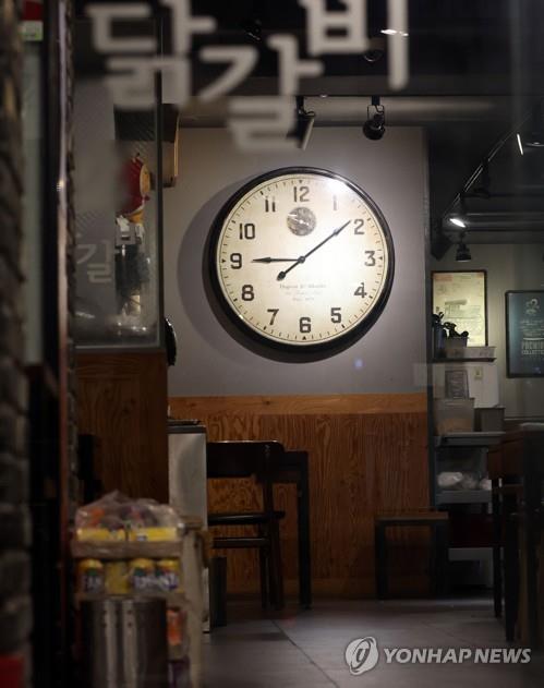 No patrons are seen at a restaurant in Gangnam, Seoul, after 9 p.m. on Dec. 7, 2020. (Yonhap)
