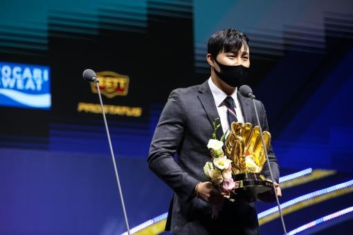 Kiwoom Heroes' shortstop Kim Ha-seong gives an acceptance speech after winning a Golden Glove at the awards ceremony in Seoul on Dec. 11, 2020, in this photo provided by the Korea Baseball Organization. (PHOTO NOT FOR SALE) (Yonhap)