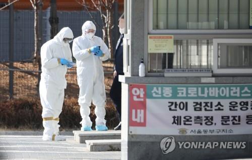 This photo shows two medical working having a conversation at the Dongbu Detention Center in southeastern Seoul on Jan. 5, 2021. (Yonhap)