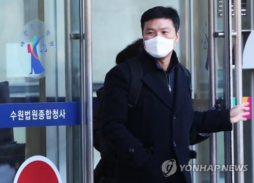 Kim Tae-woo, former special inspector of the presidential office Cheong Wa Dae, leaves the Suwon District Court in Suwon, south of Seoul, on Jan. 8, 2021, after attending a sentencing hearing on his official secrets leak case. (Yonhap)