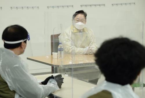 Justice Minister Park Beom-kye speaks with inmates at Dongbu Detention Center in southeastern Seoul during his visit to the facility on Jan. 28, 2021, in this photo provided by the justice ministry. (PHOTO NOT FOR SALE) (Yonhap)