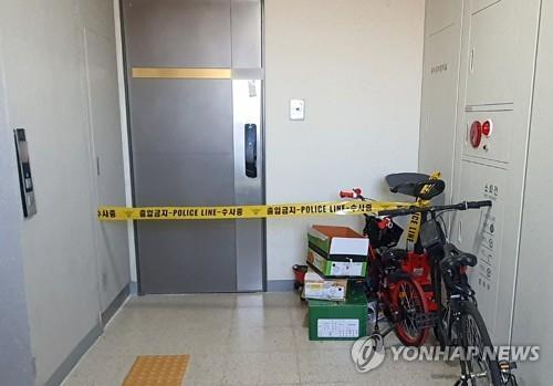 A police line is installed at the entrance of an apartment in Yongin, south of Seoul, on Feb. 9, 2021, where a suspected fatal child abuse occurred. (Yonhap)