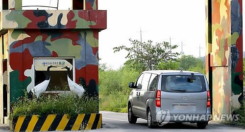 In this file photo, a vehicle passes through a military checkpoint in the inter-Korean border town of Cheorwon, Gangwon Province, on Sept. 3, 2017. (Yonhap)