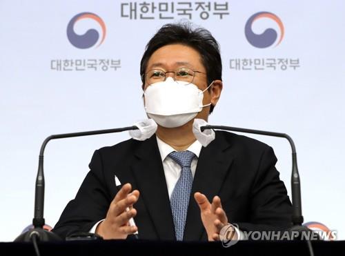Hwang Hee, the new minister of Culture, Sports and Tourism, speaks during a press conference held at a government complex building in Seoul on Feb. 25, 2020. 