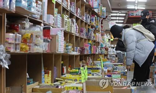 Students buy stationery for the new school year in Seoul on March 1, 2021. (Yonhap)