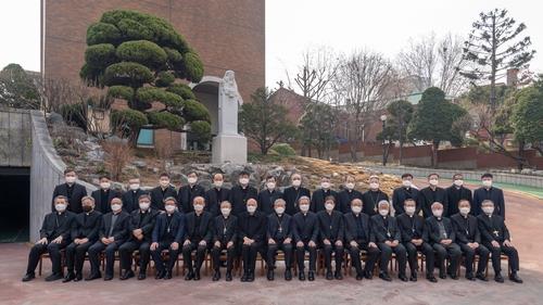 This photo provided by the Catholic Bishops' Conference of Korea shows the bishops posing for a photo on March 11, 2021. (PHOTO NOT FOR SALE) (Yonhap)