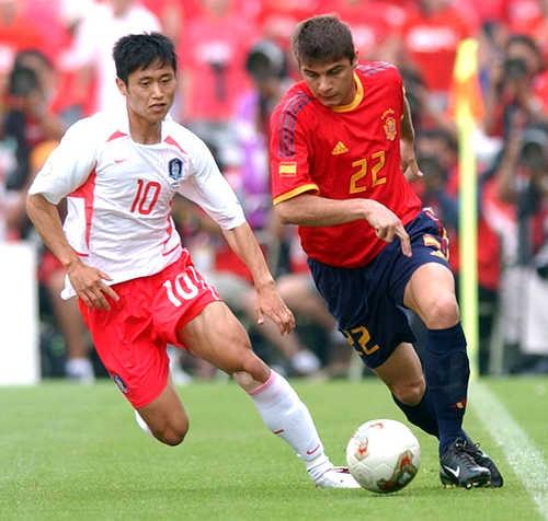 In this file photo from June 22, 2002, Lee Young-pyo of South Korea (L) chases Joaquin of Spain during the quarterfinals of the FIFA World Cup at Gwangju World Cup Stadium in Gwangju, 330 kilometers south of Seoul. (Yonhap)