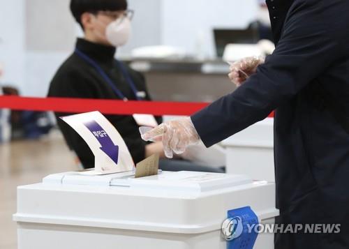 A voter casts a ballot at a polling station in Seoul's Seodaemun Ward on April 2, 2021, the first day of the two-day early voting period for the upcoming Seoul and Busan Mayoral elections. (Yonhap)