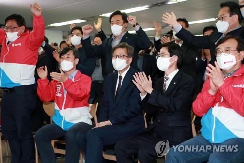 The People Power Party's Busan mayoral candidate Park Heong-joon (C) smiles at his office in Busan on April 7, 2021, following an exit poll indicating he is likely to win the race for the Busan mayoralty. (Yonhap)
