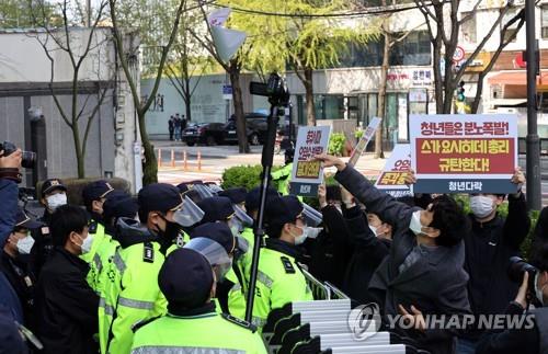 South Korean civic activists throw a letter of protest against Japan's decision to release radioactive Fukushima water into the sea toward the entrance of a building housing the Japanese Embassy in downtown Seoul on April 13, 2021. (Yonhap)