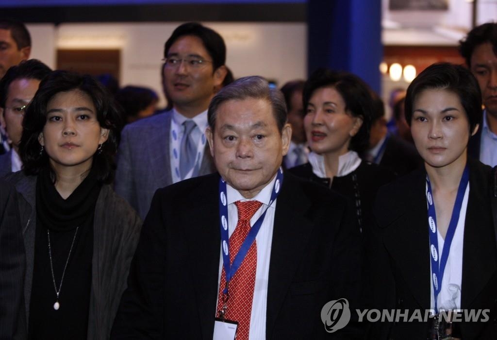 This undated photo provided by Samsung Electronics Co. shows Samsung Group chief Lee Kun-hee (C) at the Consumer Electronics Show (CES) in the United States in 2010, with his daughters Lee Boo-jin (L) and Lee Seo-hyun (R), his son, Lee Jae-yong (back L), and his wife, Hong Ra-hee (back R). (PHOTO NOT FOR SALE) (Yonhap)