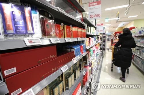 This file photo shows health functional foods on display at a large discount market in Seoul. (Yonhap) 